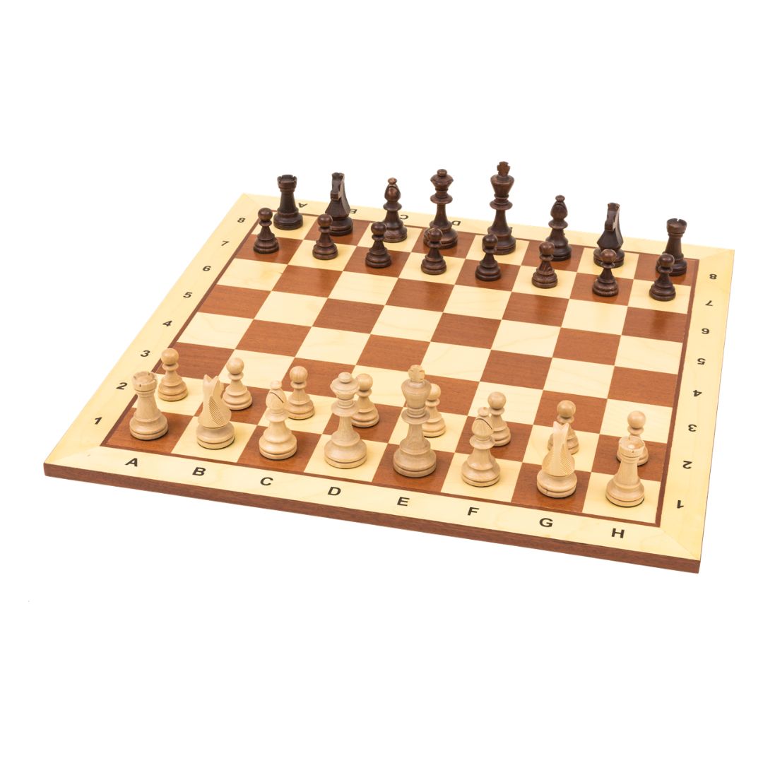 Schackbräde i ljust trä med schackpjäser i sin utgångsposition placerade ovanpå sett från vitens perspektiv