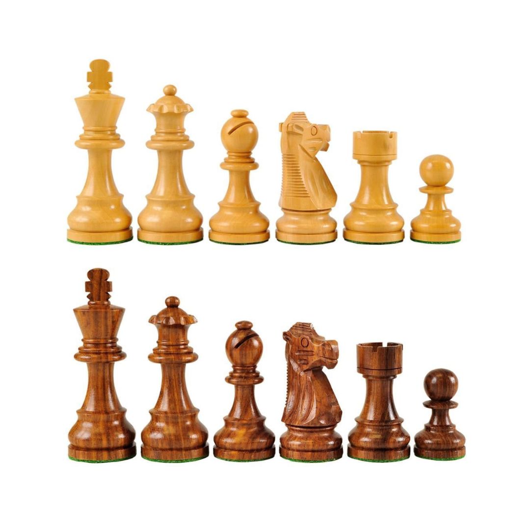 Vackra schackpjäser i staunton-design i ljusa och mörka träfärger och design av alla schackpjäser