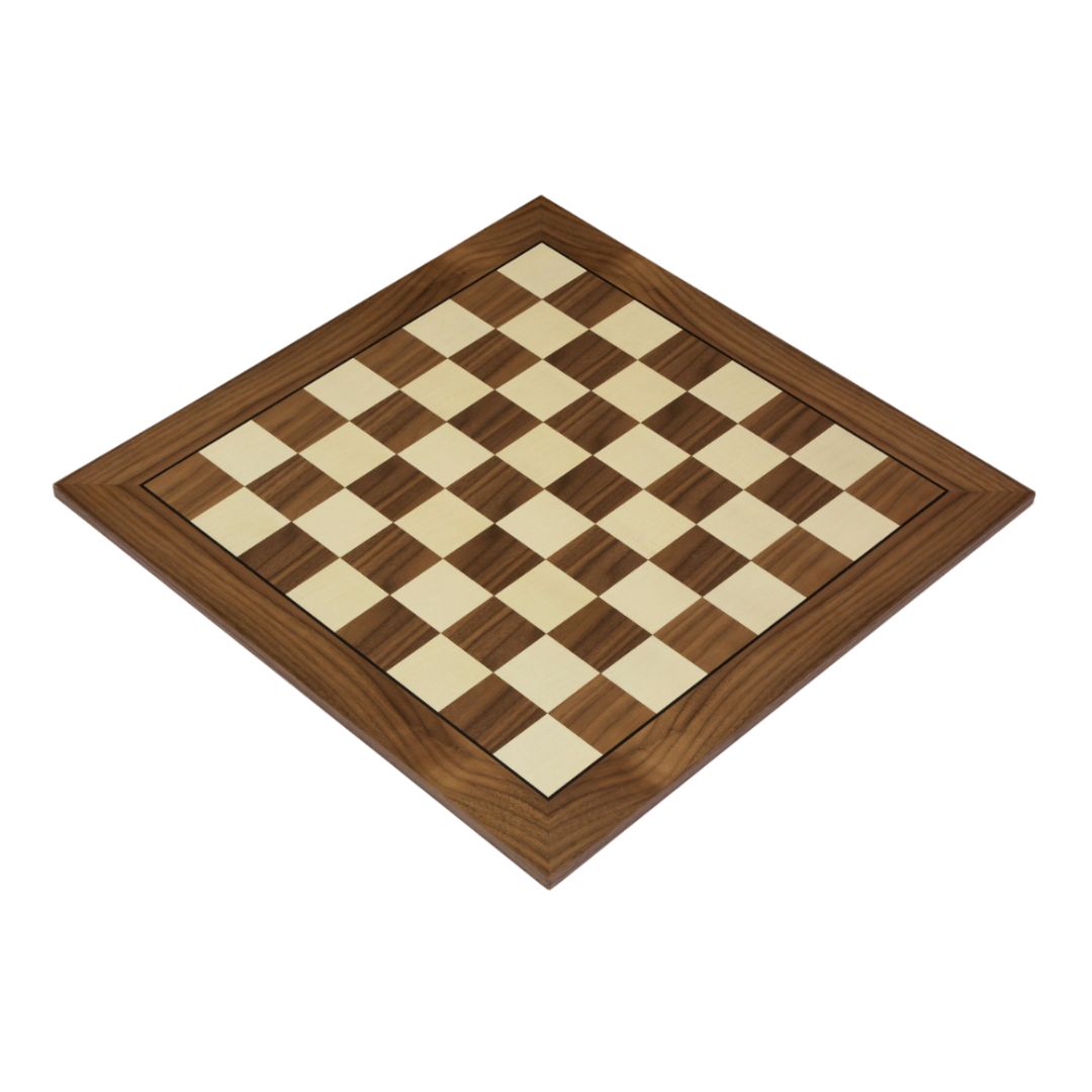 Schackbräde i valnöt utan notation med två olika fältstorlekar och 50 mm och 55 mm fältstorlekar som är FIDE:s officiella turneringsmått.