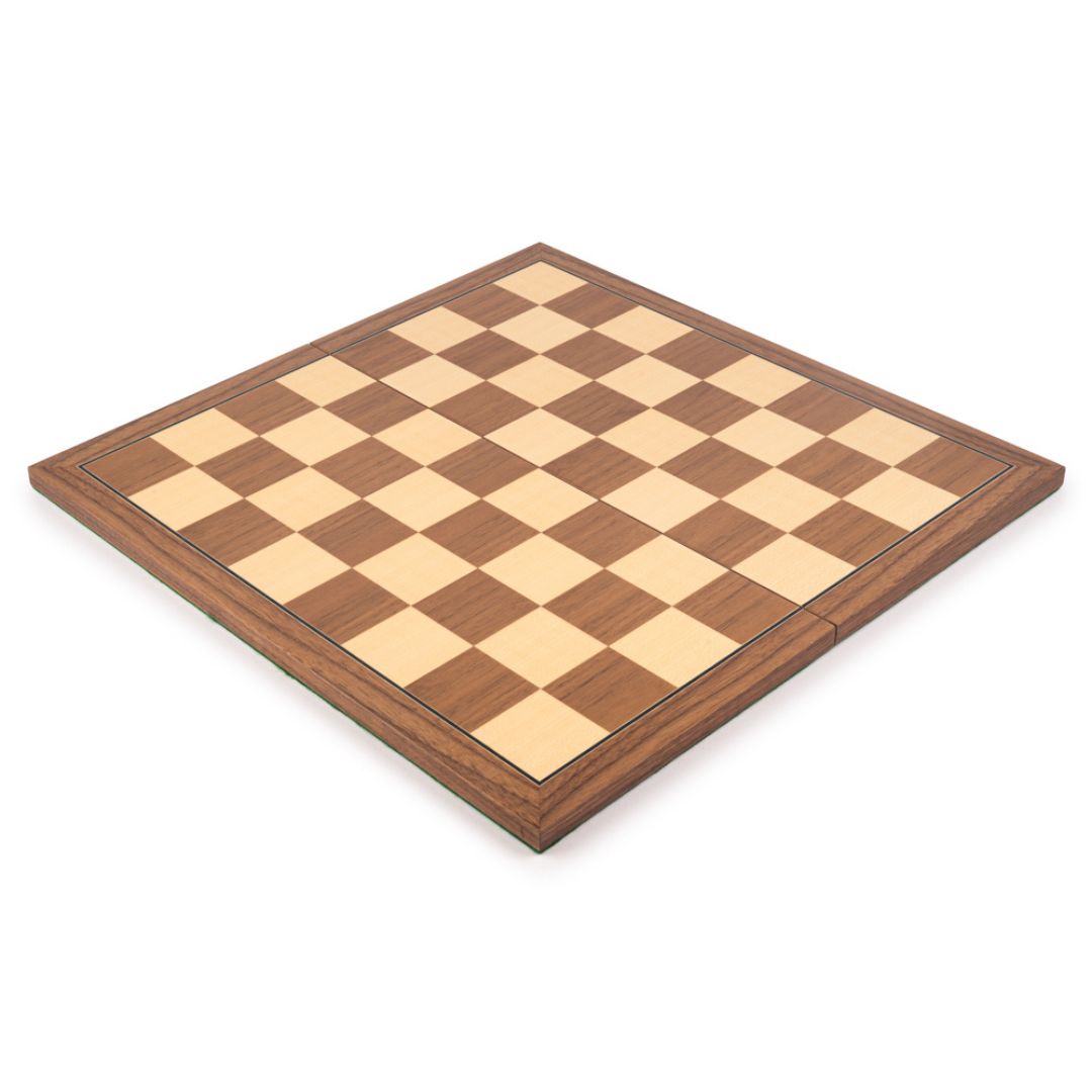 Schackbrett som ligger på sned och är av hög kvalitet – ett utmärkt val för schackspelaren som har begränsat med förvaringsutrymme.