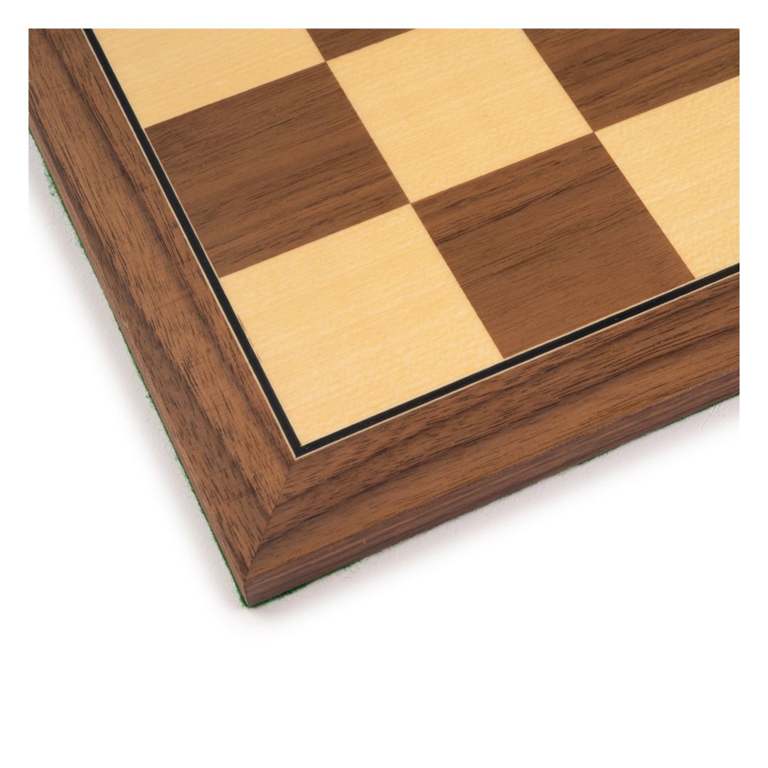 Spansk schackbräde av mycket hög kvalitet med grön filt under brädet, så att det inte låter och står mycket stabilt när man spelar schack.