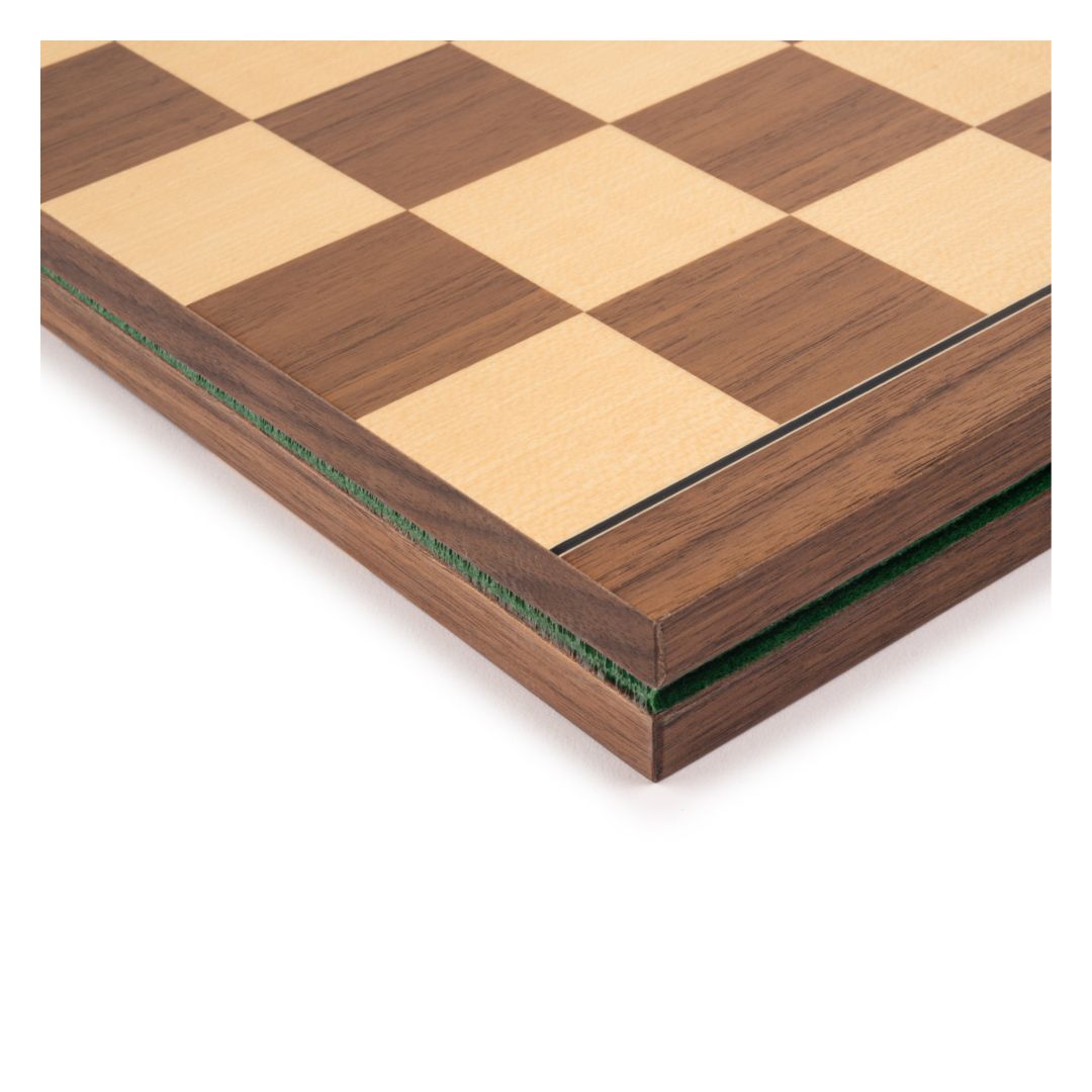 När schackbrädet från Spanien fälls ihop lämnar det ett litet mellanrum mellan de två plattorna, vilket säkerställer ett helt stabilt spel när det fälls ut.