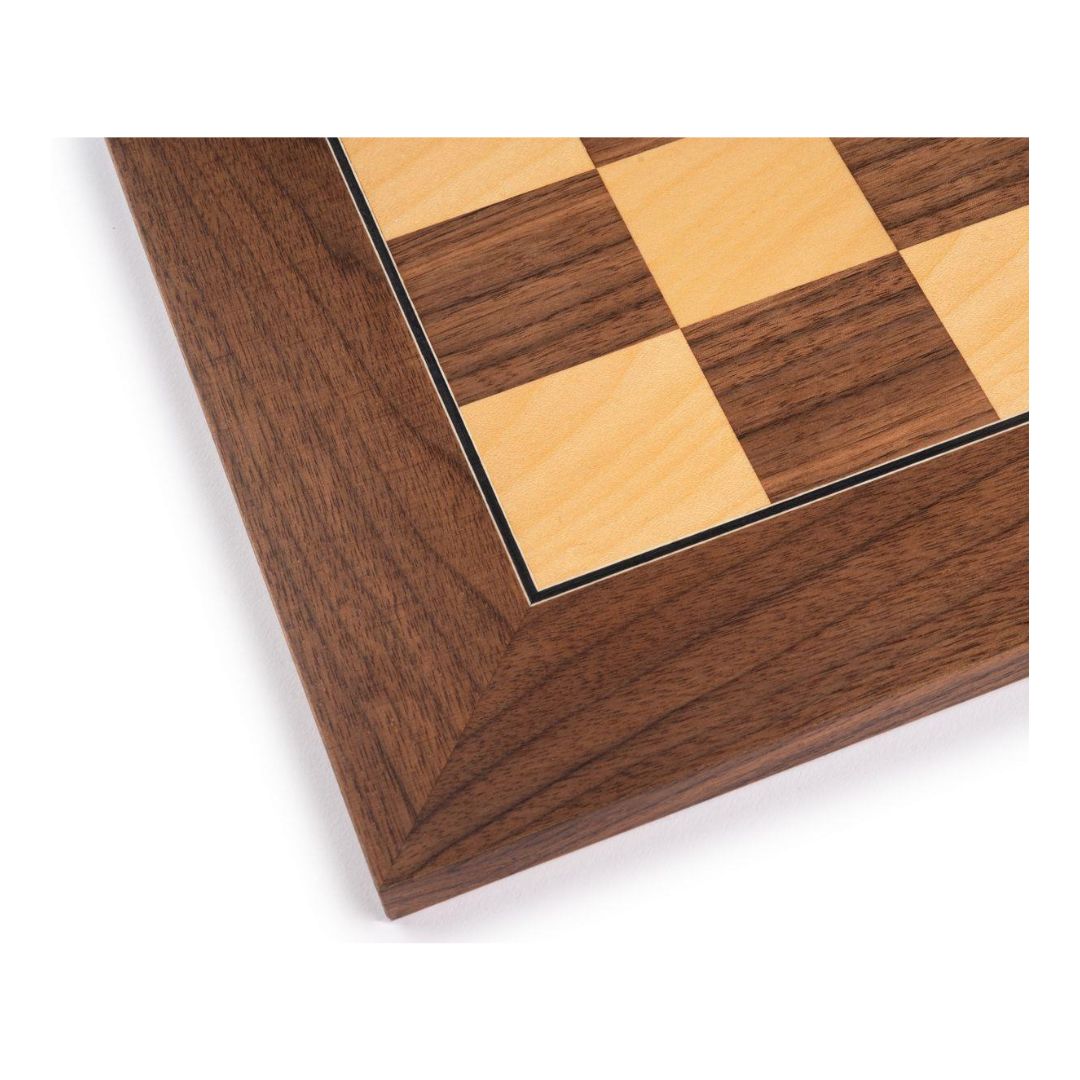 Stort zoom ind på skarpt mørkebrunt hjørne af skakbræt, der kan købes i Skakshoppen