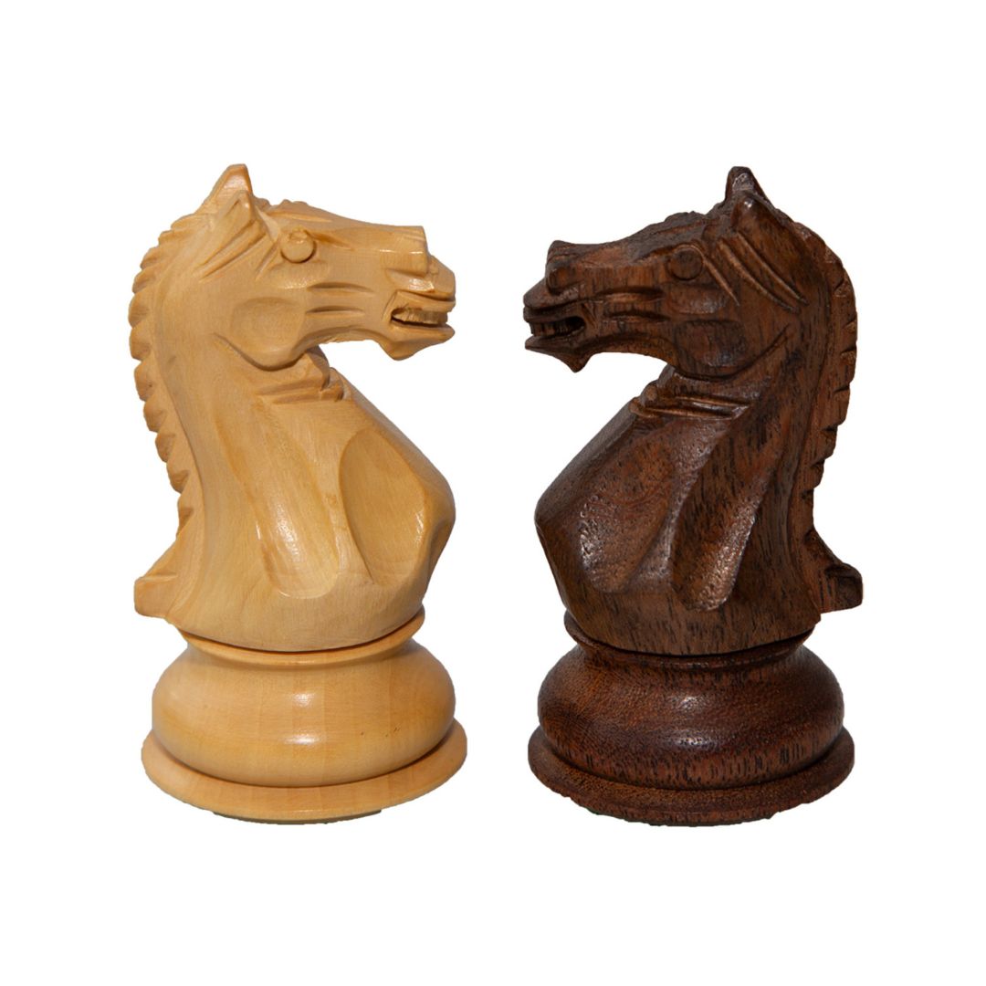 Två schackpjäser i olika färger som tillhör Staunton Supreme-serien. De är vackert utförda och ser lite sura ut.