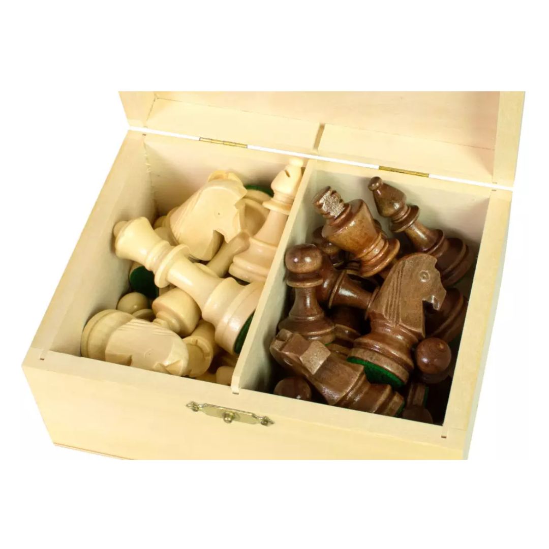 Öppen trälåda för förvaring av schackpjäser i trä i staunton-design i naturliga träfärger och rustik finish