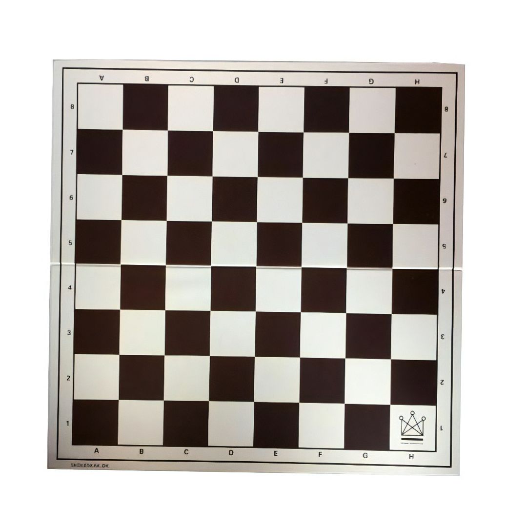 Schackbräde som används för skolornas schackdag i plast med notation och skoleskak.dk noterat i brädets nedre hörn