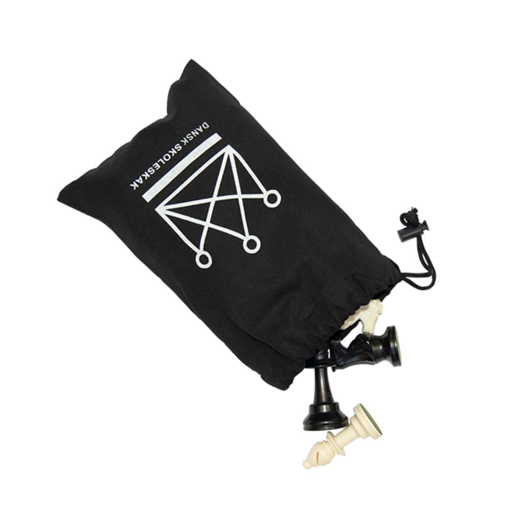 Svart schackpjäspåse med plats för schackpjäser och med Danish School Chess-logotypen tryckt öppen med svarta och vita schackpjäser som kommer ut ur den