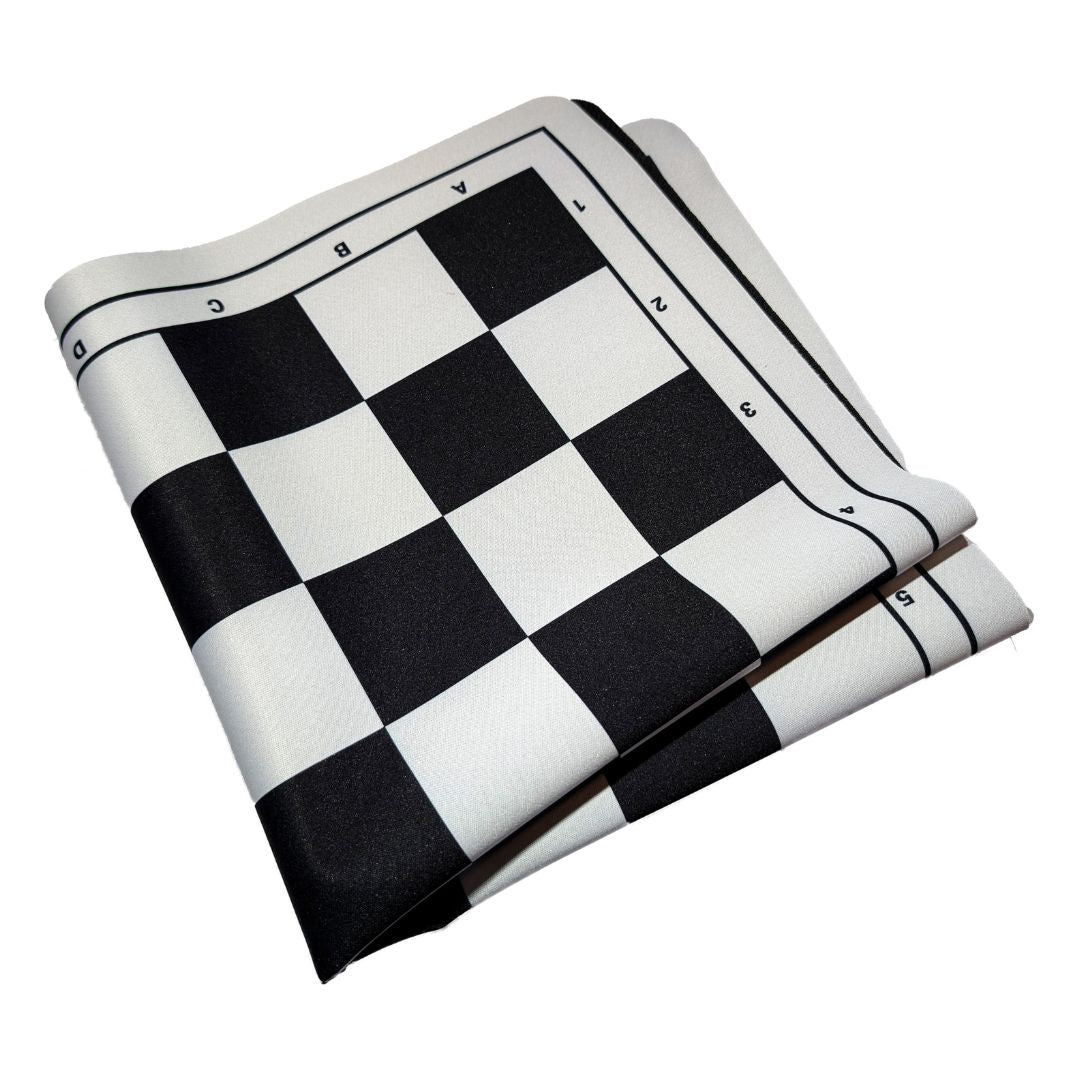 Fällbart, rullbart schackbräde i svart och vitt, praktiskt för transport och förvaring