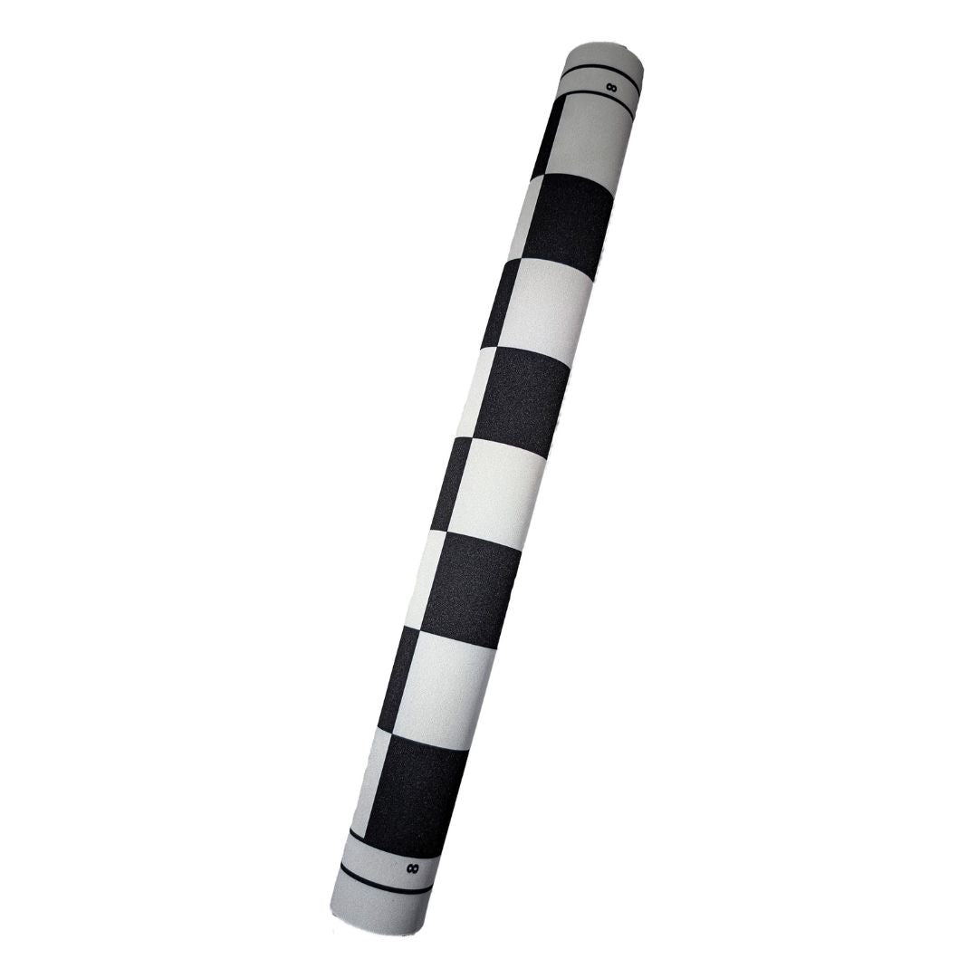 Rullbart schackbräde i svart och vitt med Dansk Skoleskaks logotyp