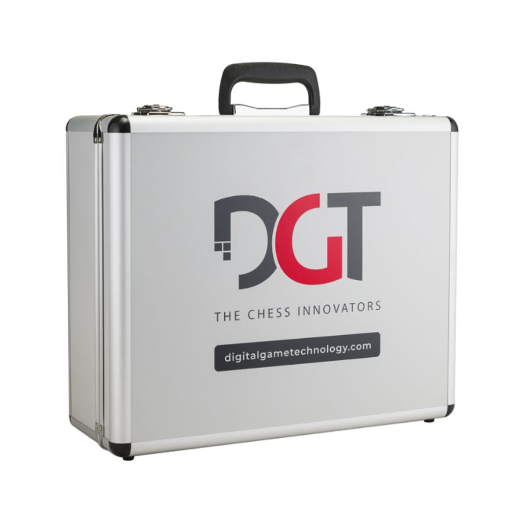 Förvaring för schackur som har utvecklats av DGT, som tillverkar schackur för schackorganet FIDE och deras turneringar. Väskan är grå och DGT:s logotyp är tryckt på den.