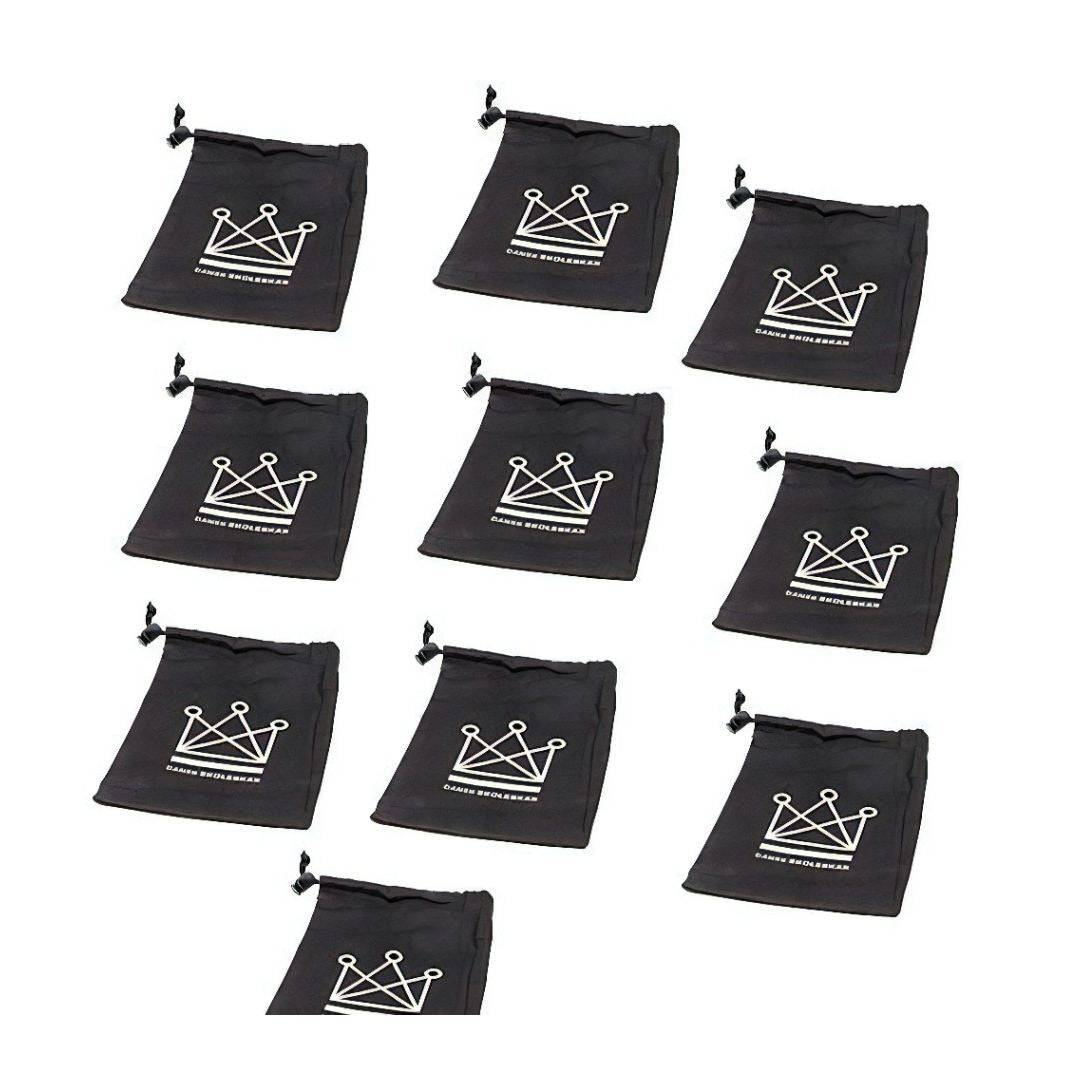 10 schackpåsar i kraftig bomull med den danska Skokeskak-logotypen tryckt på och ett smart lås för att hålla påsen stängd