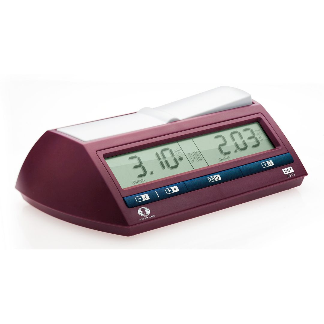 Schackklocka sett från vänster är världens mest populära och används vid schackturneringar när stormästare möts.