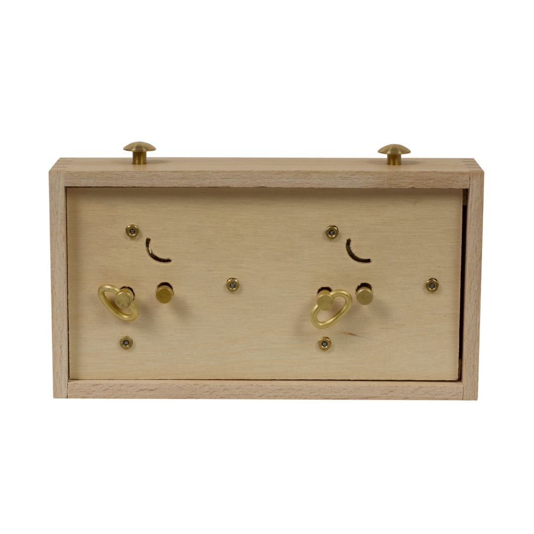 På baksidan av den analoga schackklockan kan man ställa in tiden