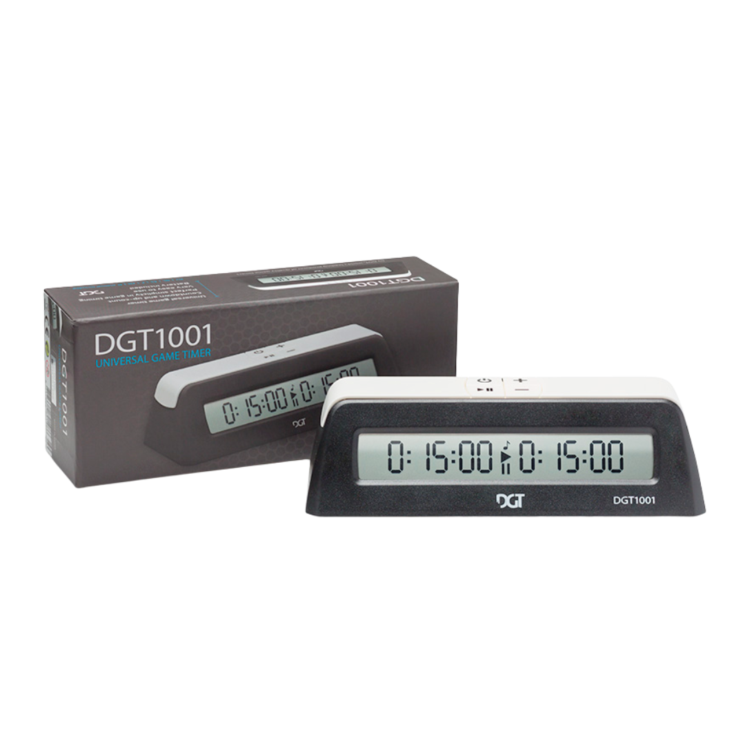 DGT1001 schackur bredvid sin låda som kommer från FIDE:s officiella tillverkare av schackklockor, DGT.