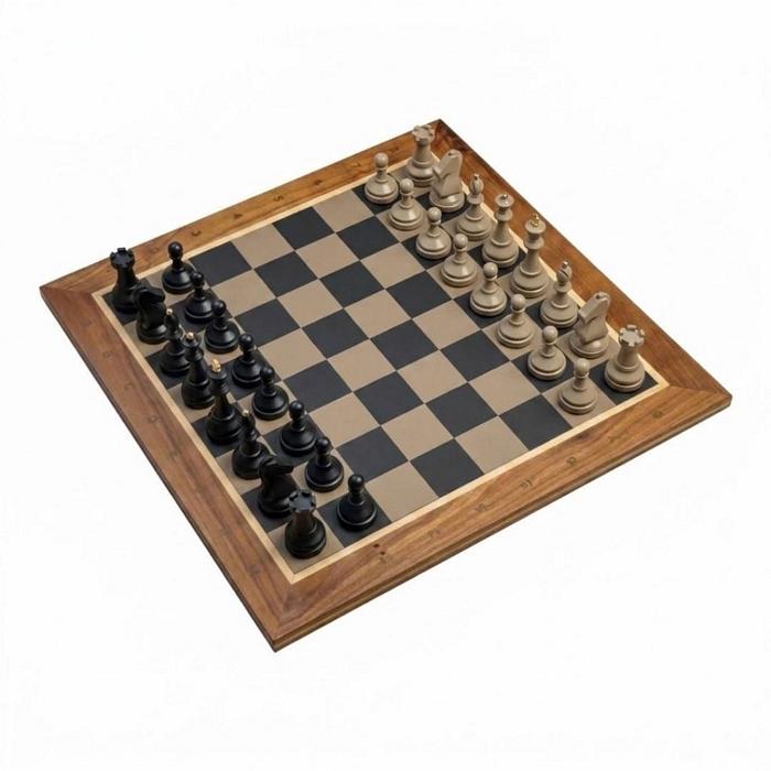Komplett lyx designer schackset i mörkt valnötsträ. Uppställt i startposition med pjäser i matt svart och beige.