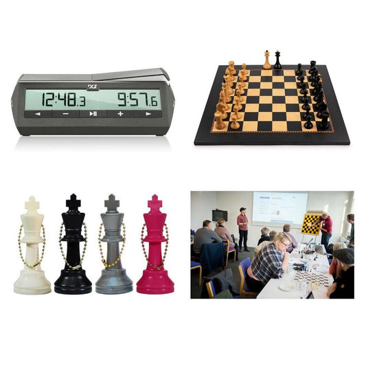 En bildcollage som visar: en digital schackklocka (DGT), ett schackbräde med Staunton-pjäser, fyra schackrelaterade kung-nyckelringar i olika färger, samt en grupp vuxna som får schacklektion i form av vår egen undervisning, SKAK+MAT.