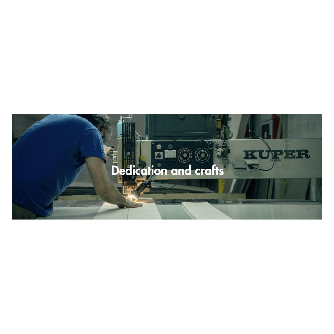 Maskinmand skærer træ der skal bruges til at lave skakbrætter af højeste kvalitet til skakshoppen, der er en del af Dansk Skoleskak