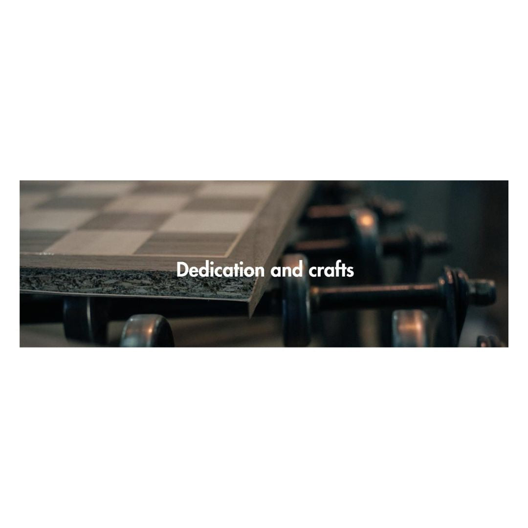 I et flot lys sættes der fokus på håndværket som skakbrætterne fra Ferrer er lavet med