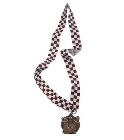 guldmedalje med skakternet snor og skakbrikker i metal som medaljen her tårnet, bonden og dronningen