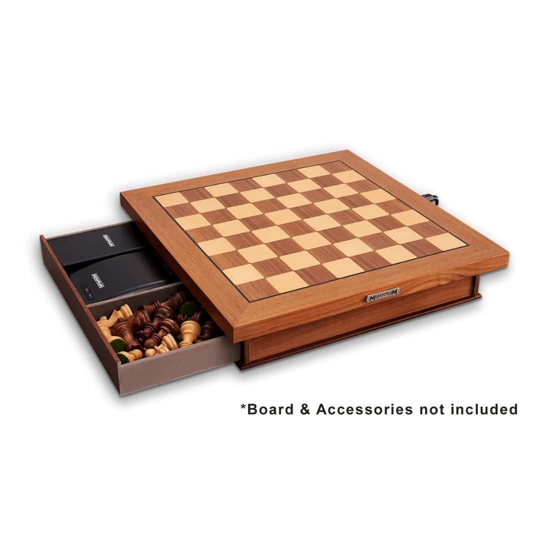 Millennium luxe-skåp med schackdator ovanpå och en öppen låda med plats för chess link chess volt och elektroniska schackpjäser