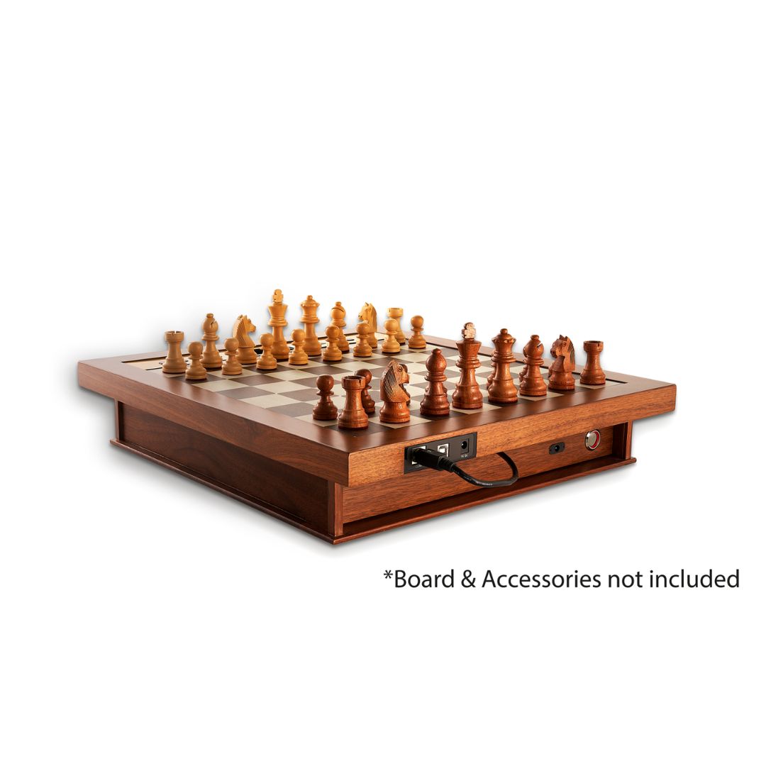 Strömförsörjningen ansluten från Millennium Luxe-skåpet till schackdatorn ovanpå