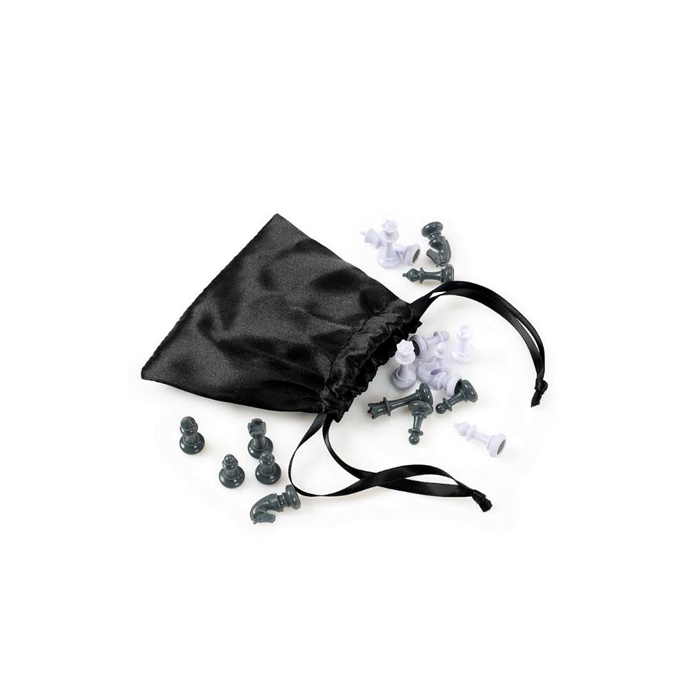 Den medföljande svarta förvaringspåsen i tyg för schackpjäserna, med vita och grå pjäser bredvid.