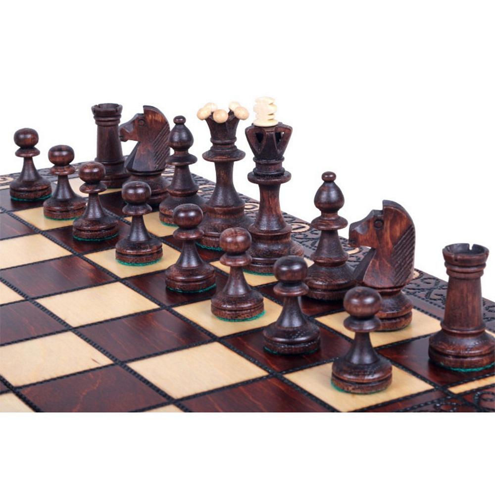 Närbild av brun handgjorda schackpjäser i trä på Senator schackbräde med notation.