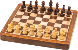 Lyxigt handgjort schackspel i trä 25,5 x 25,5 cm.