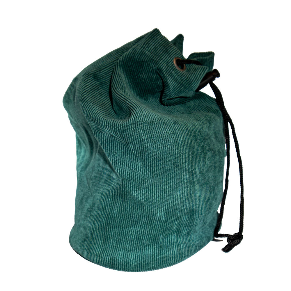 Grön velourpåse för schackpjäser med plats för pjäser som är upp till 100 mm höga.