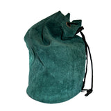 Grön velourpåse för schackpjäser med plats för pjäser som är upp till 100 mm höga.