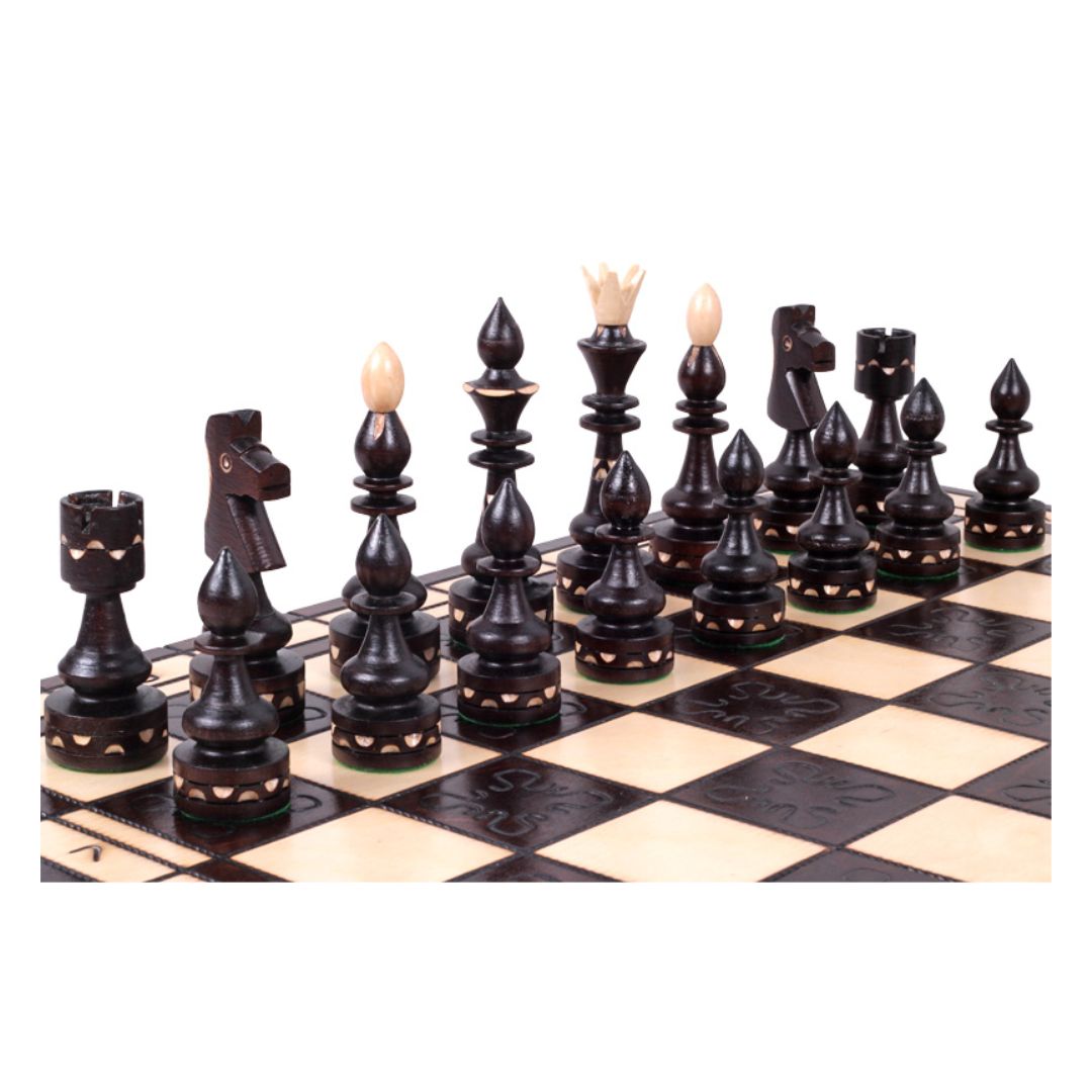 Mörka schackpjäser i trä som hör till hövdingeschackspelet, som kan köpas på schackshoppen.se