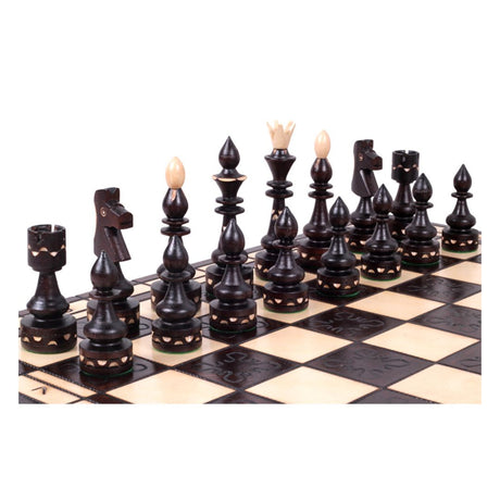 Mörka schackpjäser i trä som hör till hövdingeschackspelet, som kan köpas på schackshoppen.se