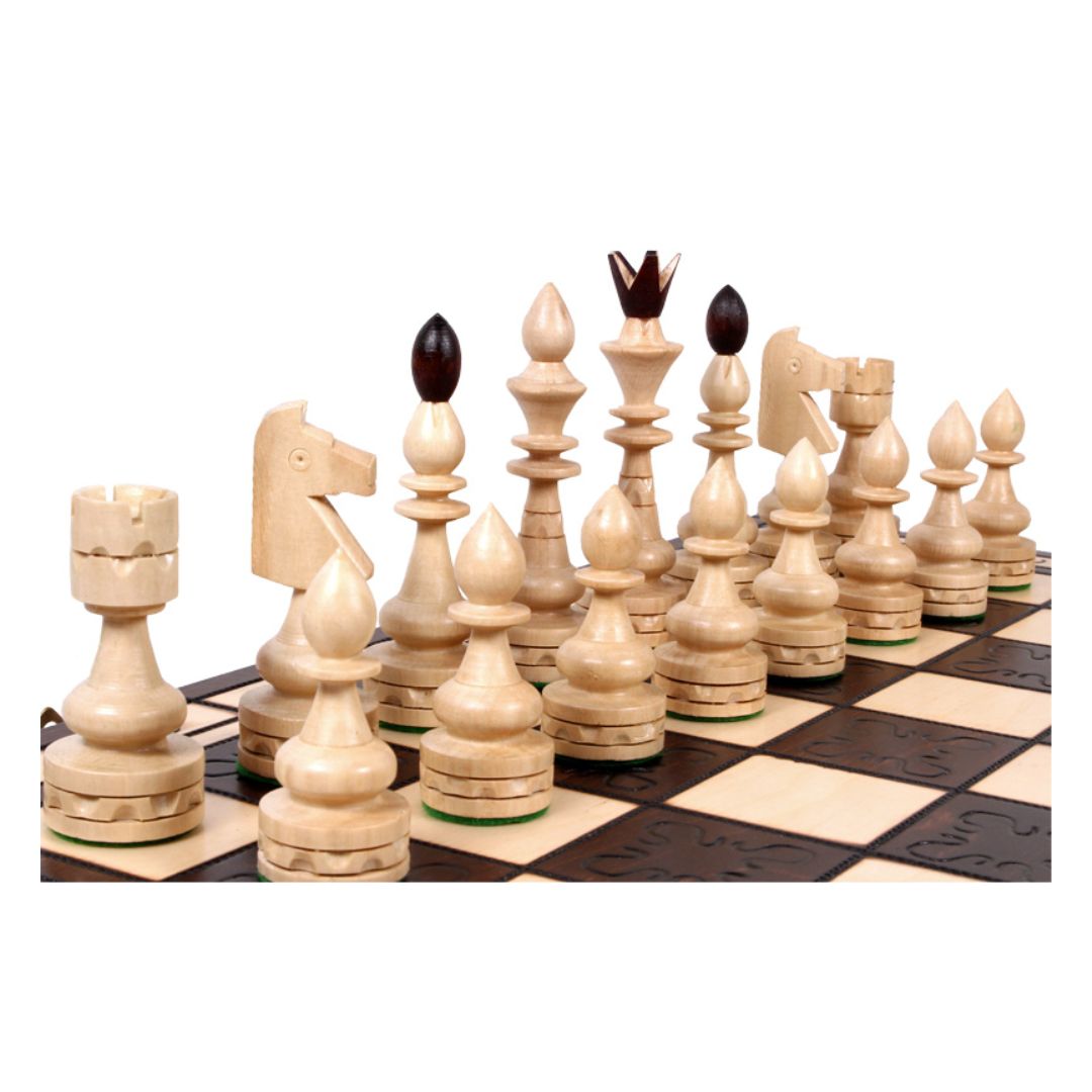Vita schackpjäser i handskuren trä, tillhörande schackspelet hövdingeschack