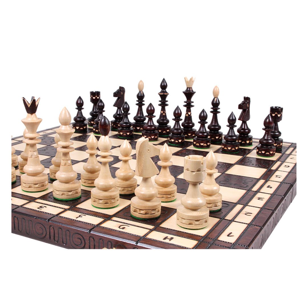 Hopfällbart schackspel i trä sett från H1-hörnet snett ut på schackbrädet