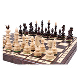 Hopfällbart schackspel i trä sett från H1-hörnet snett ut på schackbrädet