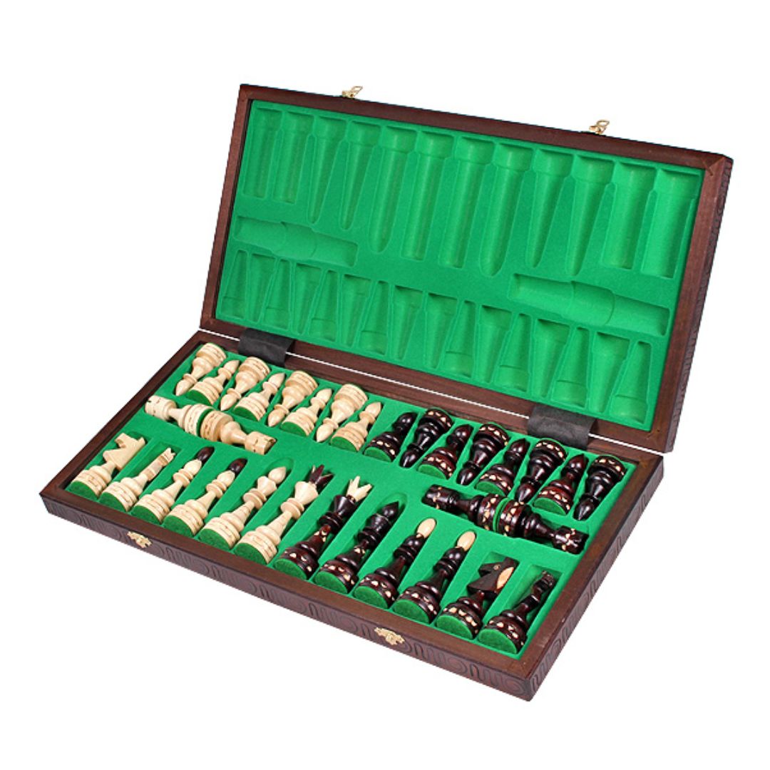 Hopfällbart schackspel öppet med schackpjäserna placerade i insatsfacket