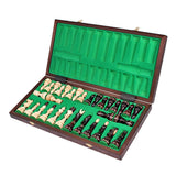 Hopfällbart schackspel öppet med schackpjäserna placerade i insatsfacket