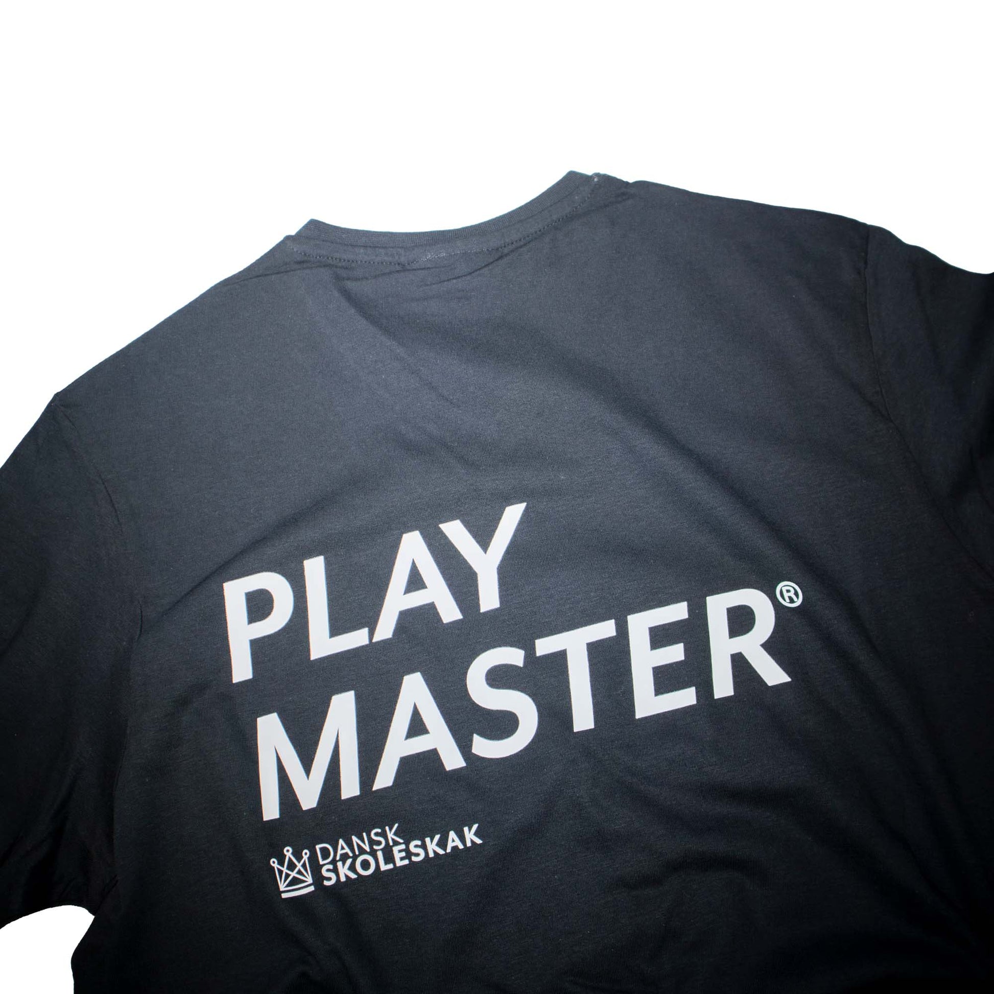 Mørk t shirt fra dansk skoleskak med PLAYMASTER trykt på bagsiden