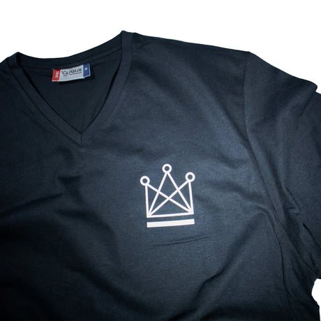 Framsidan av en Playmaster-T-shirt från Dansk Skoleskak med fokus på Dansk Skoleskaks logotyp placerad på vänster bröst.