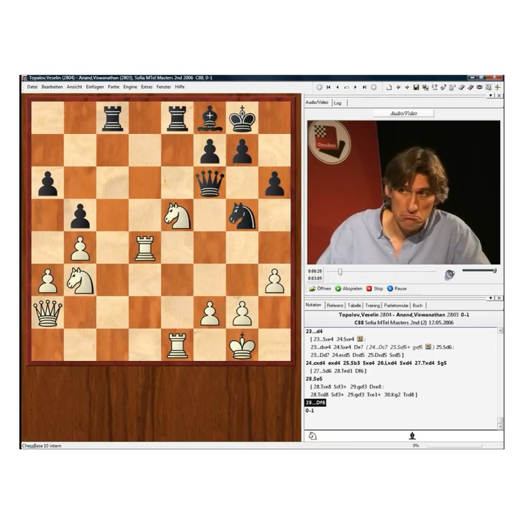 Daniel King gör en rolig grimas på höger sida av skärmen efter att ha spelat ett roligt schackdrag.