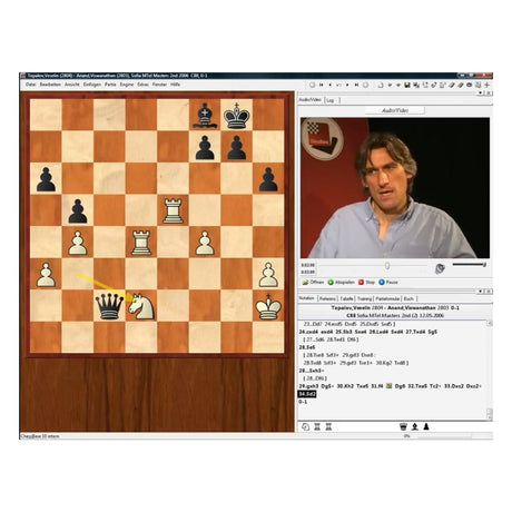 Bild på Daniel King som sitter i högra hörnet med Chessbase-logotypen i bakgrunden och just spelar ett drag med schackpjäsen springaren.