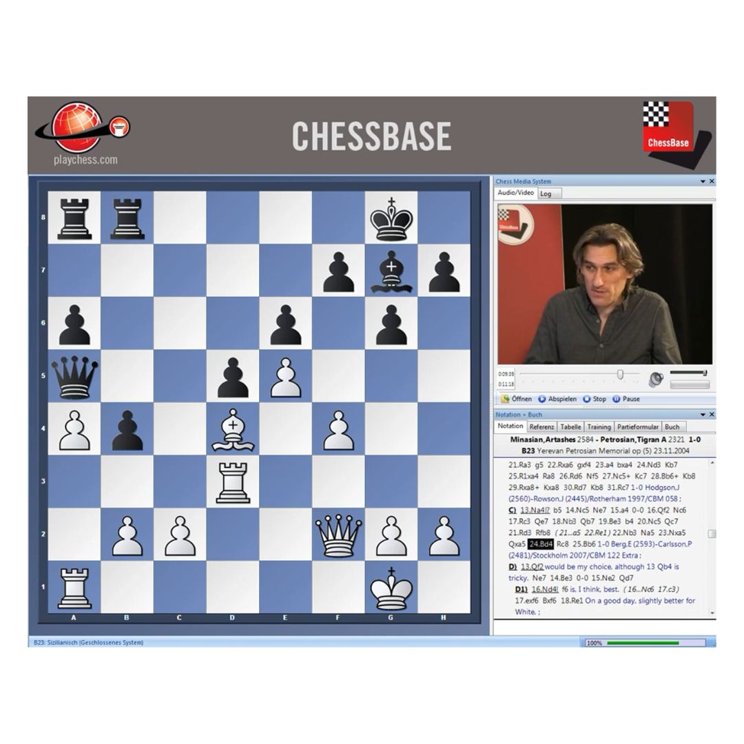 Skärmdump av ett schackbräde med vita och blå rutor tillsammans med Chessbase-logotypen längst upp på skärmen och schacknotation i högra hörnet av skärmen.