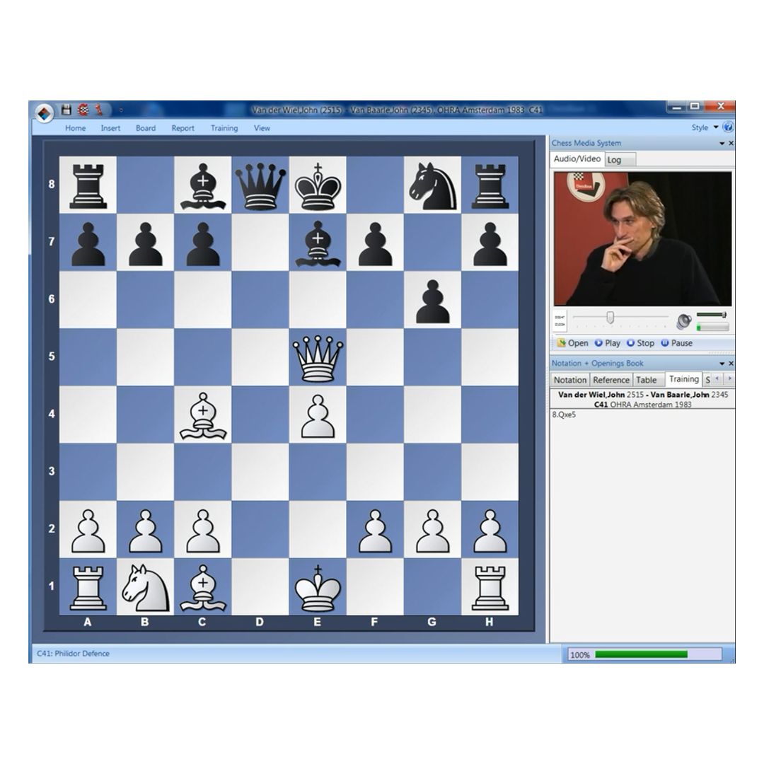 Daniel King sitter och funderar över en ställning på ett schackbräde med blå och vita rutor, där vit har ett stort övertag.