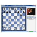 Daniel King sitter och funderar över en ställning på ett schackbräde med blå och vita rutor, där vit har ett stort övertag.