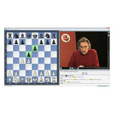 Chessbases serie i Fritztrainer Powerplay visar Daniel King med långt hår i en röd tröja som analyserar drottninggambit.