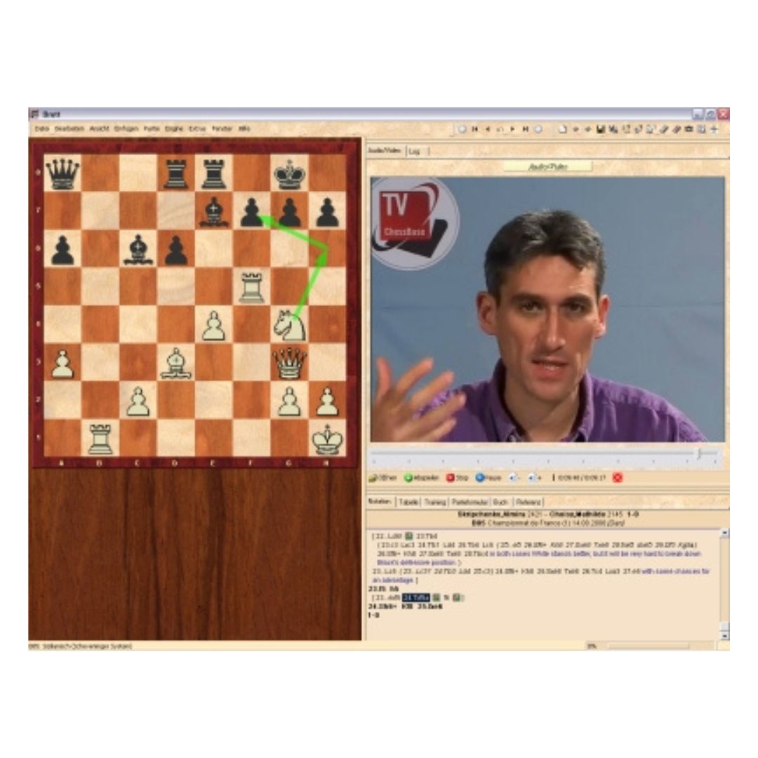 Schackmästaren analyserar en ställning på DVD:n Powerplay 3 Pawn Storm, där de svarta schackpjäserna är under attack.