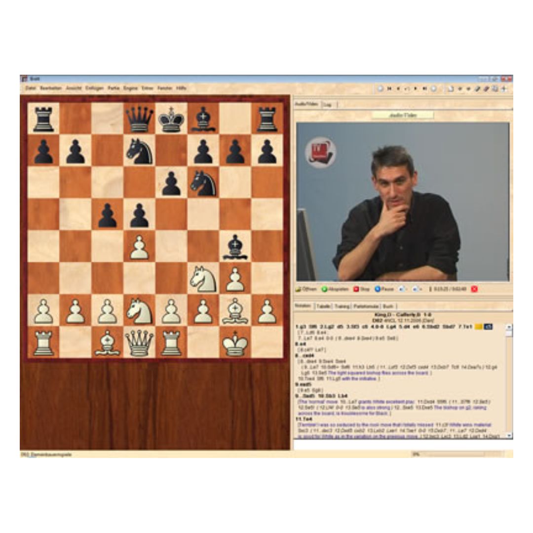 Stormester Daniel King analyserar ett schackparti på datorn i programmet Chessbase på DVD.