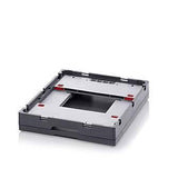 En grå transportlåda från schackshoppen.se som kan fällas ihop för att spara plats vid förvaring.