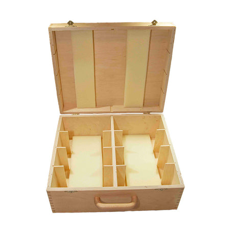 Schackkoffer med plats för schackur öppnad så att man kan se hur rymlig den är. Klockorna förvaras säkert