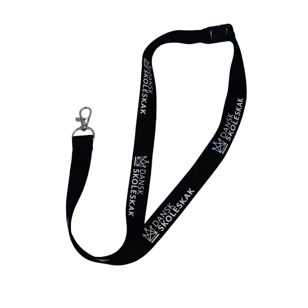 Nyckelring med svart band tryckt med Dansk skoleskak-logotypen, med en superstabil kabinkrok i änden för säker förvaring av nycklar